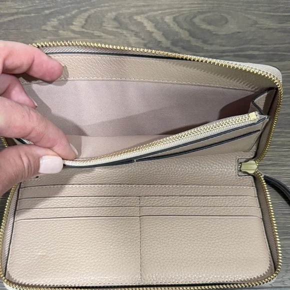 Tory Burch Beige Leather Wallet with Gold Logo - Picture 3 of 4